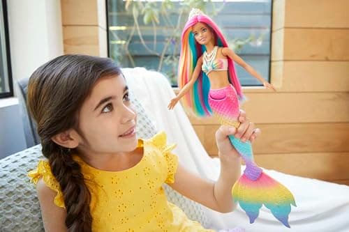 Barbie Dreamtopia Rainbow Magic Mermaid, Barbie Meerjungfrau mit Regenbogenhaaren, Farbwechselpuppe durch Wasser aktiviert, Spielzeug ab 3 Jahren – Bild 2