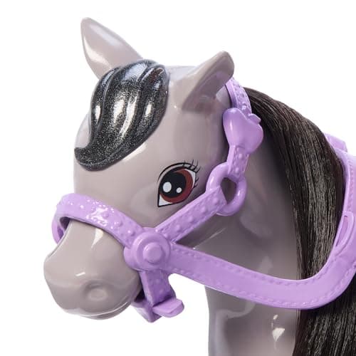 Barbie Chelsea und Pony Puppe und Pony - Aufsatteln zur Spielzeit für sicheres Sitzen auf dem Pferd, rosa Sattel und Steigbügeln, inklusive Helm und süßem Karo-Kleid, für Kinder ab 3 Jahren – Bild 4