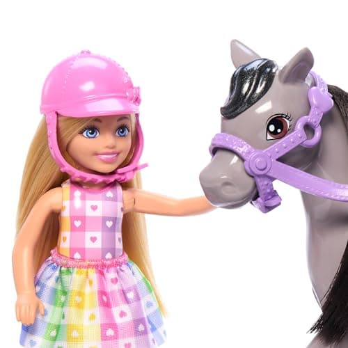 Barbie Chelsea und Pony Puppe und Pony - Aufsatteln zur Spielzeit für sicheres Sitzen auf dem Pferd, rosa Sattel und Steigbügeln, inklusive Helm und süßem Karo-Kleid, für Kinder ab 3 Jahren – Bild 2