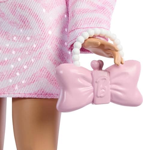 Barbie Deluxe Style-Puppe Nr. 9 in rosa Denim-Outfit, Blonde Haare, Jacke und Rock passend im Set, mit Zubehörteilen wie Einer Clutch mit Schleife und Perlenschmuck – Bild 4