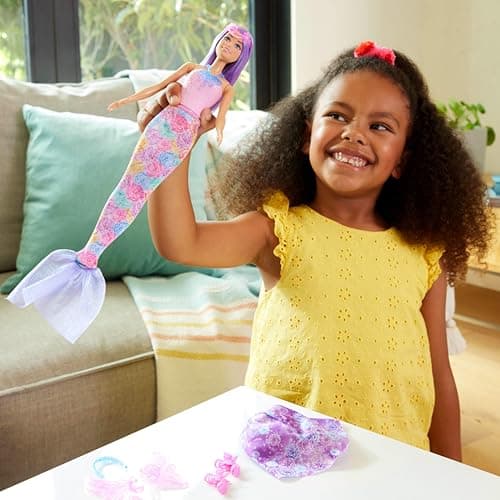 Barbie 3-in-1 Fantasie Puppe, Spielset mit 8 Accessoires inklusive Meerjungfrauen-Schwanzflosse, Feenflügen, königlichen Ketten, Schuhen un vielem mehr für über 10 Verschiedene Looks – Bild 2