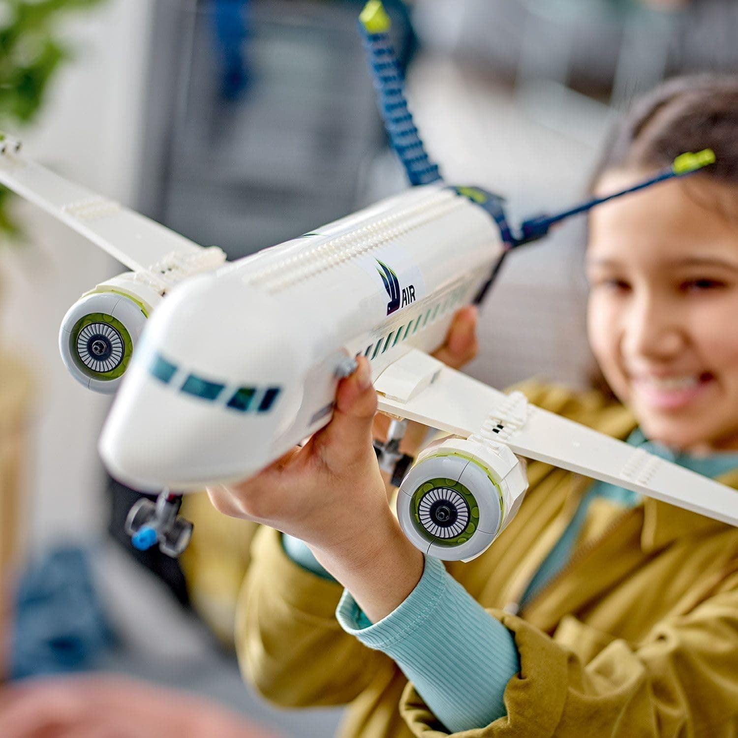 LEGO 60367 City Passagierflugzeug Spielzeug-Set, großes Flugzeug-Modell mit Fahrzeugen des Flughafen-Bodenpersonals – Bild 2