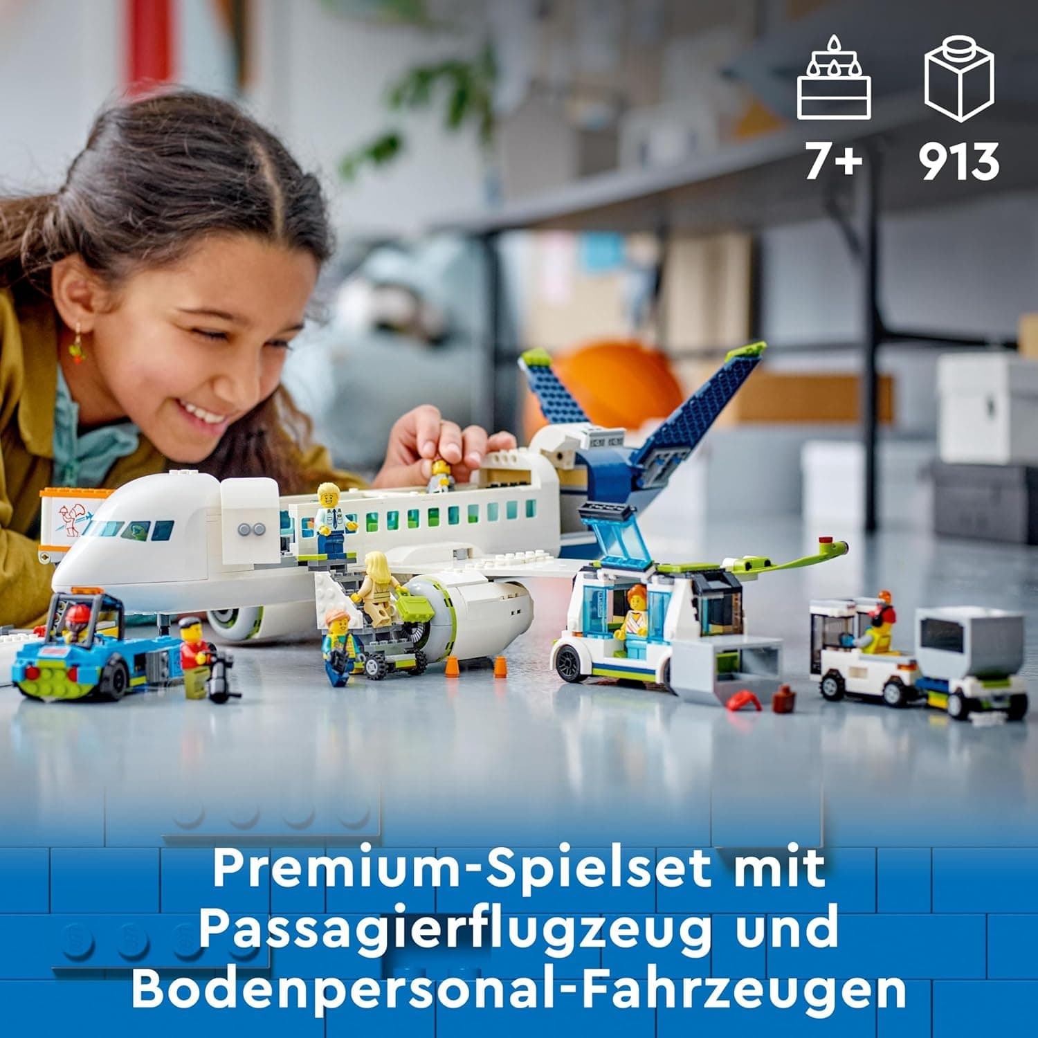 LEGO 60367 City Passagierflugzeug Spielzeug-Set, großes Flugzeug-Modell mit Fahrzeugen des Flughafen-Bodenpersonals – Bild 3