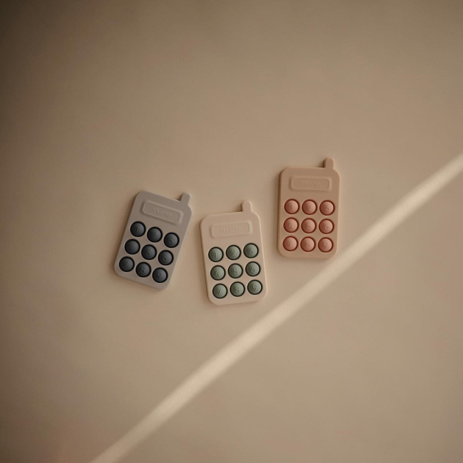 Mushie Telefon Pressspielzeug für Kinder – Bild 3